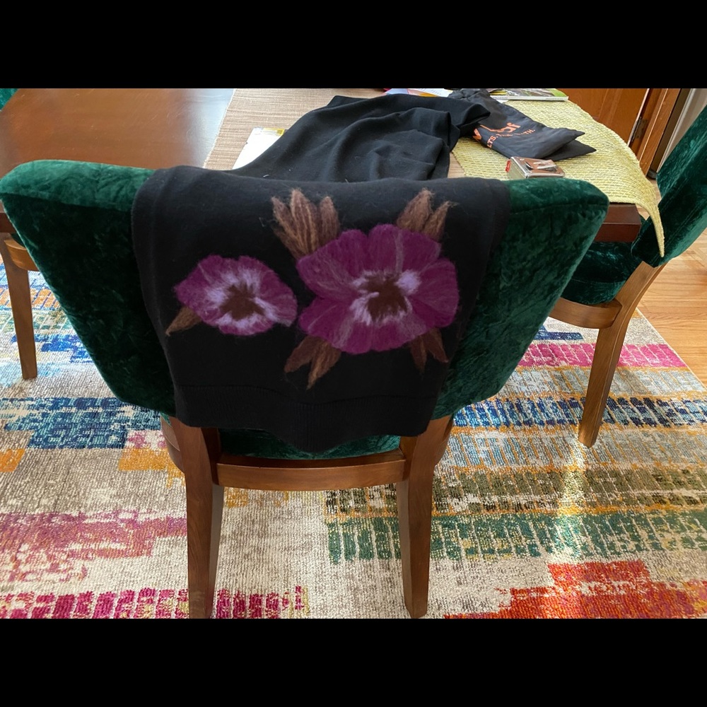 Beautiful, long, black scarf with floral wool design - Picture 6 of 9